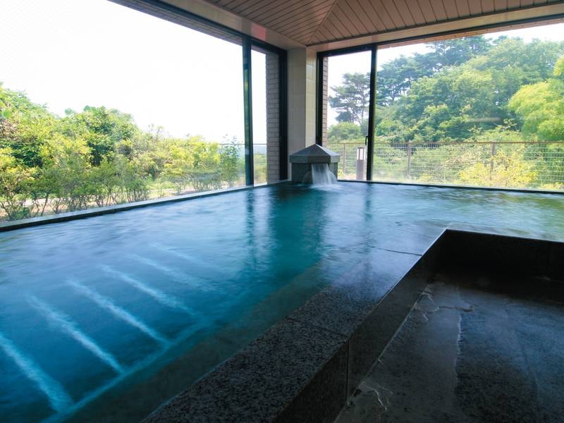 【オーシャンバス（大浴場）】遠くに松島海岸の絶景を眺める