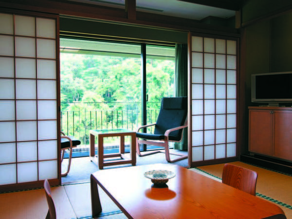 [客室/例]　ゆったり１０畳の広さの和室からは松島海岸が眺められる