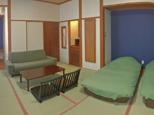 【リニューアル客室/例】トイレありのリニューアル客室‼バリ風の家具が魅力的。