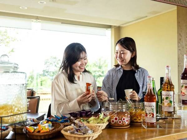 ドリンクやスナックを楽しめる
ロビーラウンジ