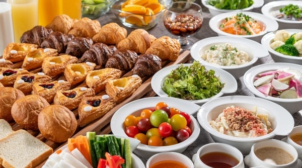 約60種類の朝食ビュッフェ
