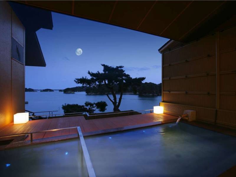 【貸切風呂「朝日見の湯」】満月の夜は月明かりに浮かぶ松島がご覧いただけます