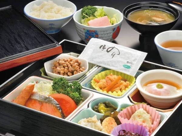 【朝食/例】炊きたてご飯にお味噌汁、焼魚や小鉢の和食セット。食品衛生の為、お弁当形式でご提供しております。 ご朝食は食堂にてお召し上がりいただけます。