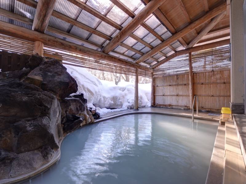 *露天風呂/東北の湯治場として有名な鳴子温泉。降り積もる雪景色を眺めながら贅沢な湯浴みを。