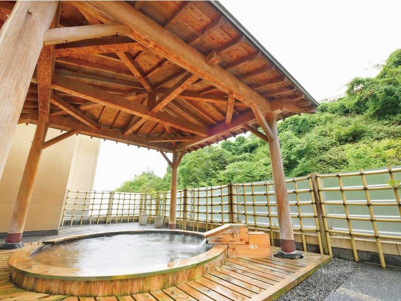 【檜の露天風呂（昼）】爽やかな新緑を望む開放的な露天風呂