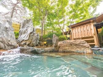 サンマリン気仙沼ホテル観洋／【男性露天風呂「リアスの湯」】高濃度塩化物泉で“浮遊浴”を楽しめる！