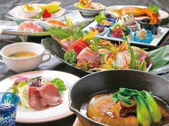 サンマリン気仙沼ホテル観洋／【四季会席×フカヒレステーキ -竹-】「スープ」や「姿煮」とは異なる新食感出来立て熱々！鉄板で焼き上げる≪気仙沼産　フカヒレ≫