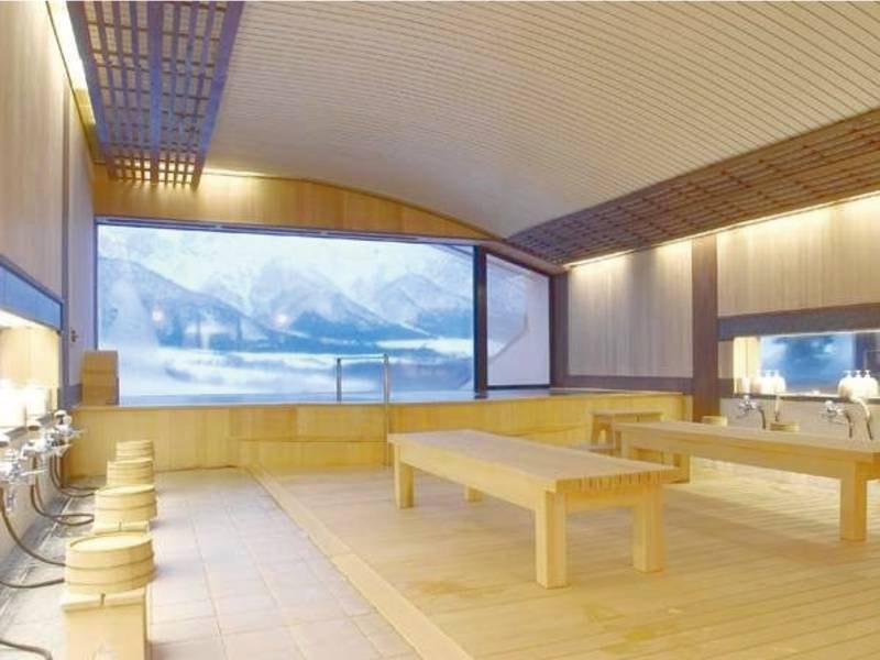 大きな窓から禿岳を一望