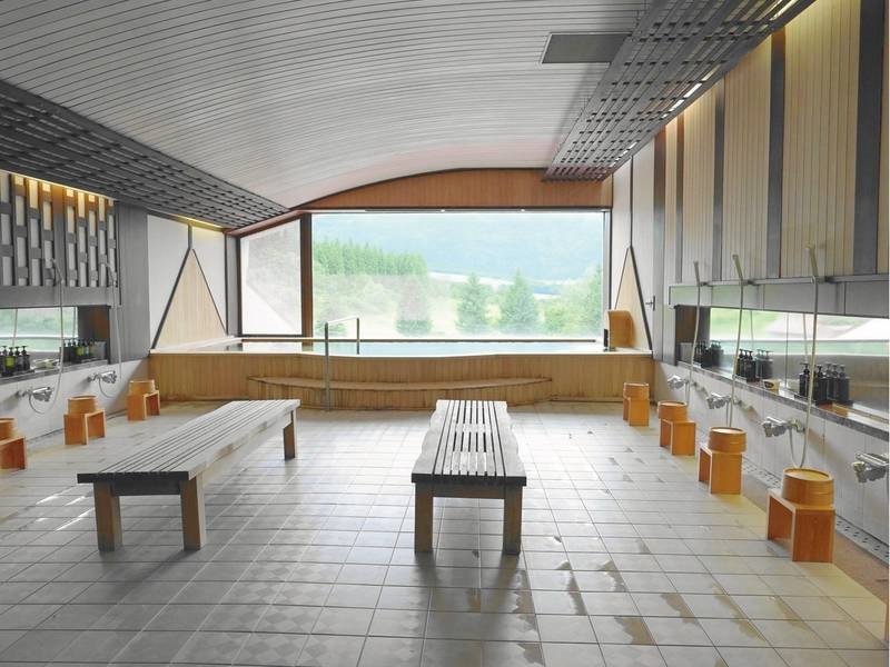 大きな窓から禿岳を一望