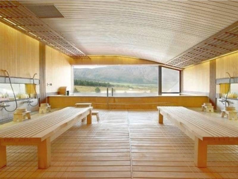 大きな窓から禿岳を一望