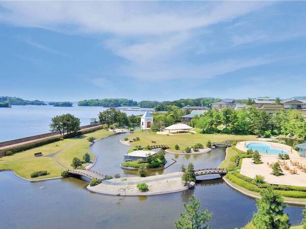 【ホテル全景】7000坪の庭園と絶景の松島の島々を望む、眺望抜群の温泉宿