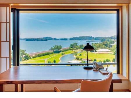 【デラックスツイン／LW5階】最上階の大きな窓の奥に広がるのは、絶景のオーシャンビュー