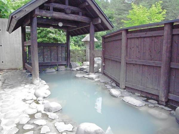 【露天風呂「鶴の湯」】別棟に位置し、自然の静寂を愉しむ湯浴みができる