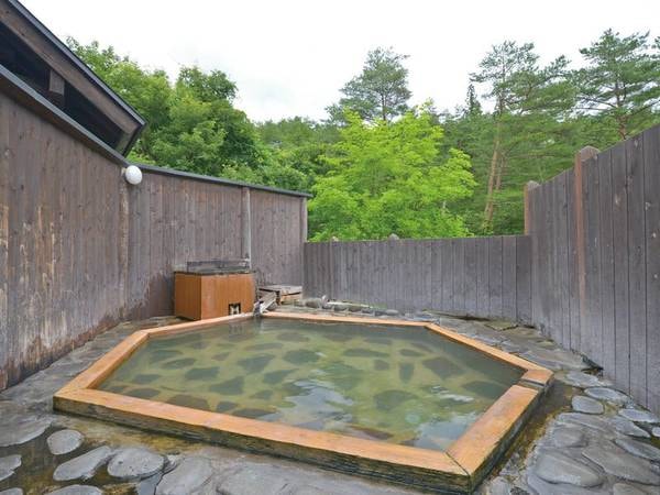 【露天風呂「亀の湯」】檜の木枠で六角形の湯舟が造られた亀甲檜風呂