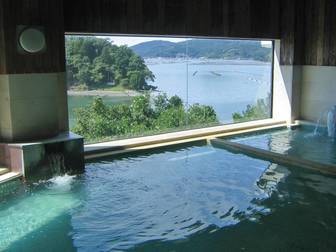 女川温泉　華夕美／【内湯】窓の外にも海景色が広がる