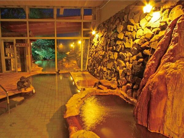 【内風呂・入江の滝】湯口の湯菩薩が温泉成分と歴史を物語る