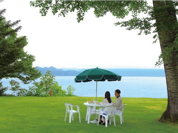 【プライベートガーデン】晴れた日は湖畔で「サンライズモーニングブッフェ」を楽しめる