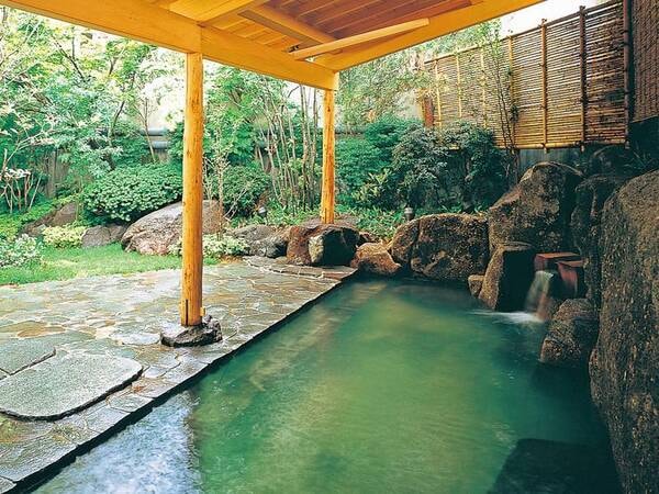 【本館露天風呂】緑に囲まれた露天風呂は、ゆっくり長風呂を楽しみたい方へおすすめ