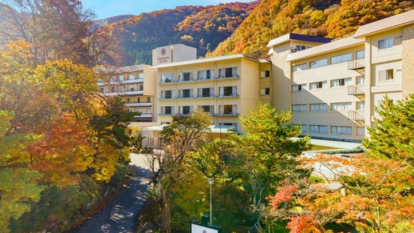 外観 秋　紅葉の時期は、すぐ近くの米代川沿いを散策するのもおすすめ