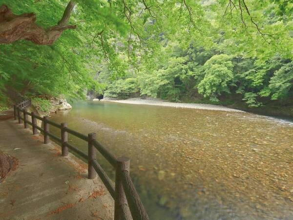 【湯瀬渓谷】ハイキングコースとして人気の、全長4.6kmの道のり。奇岩絶壁が連なり色彩豊かな渓谷美が広がる※ホテルから徒歩で約5分