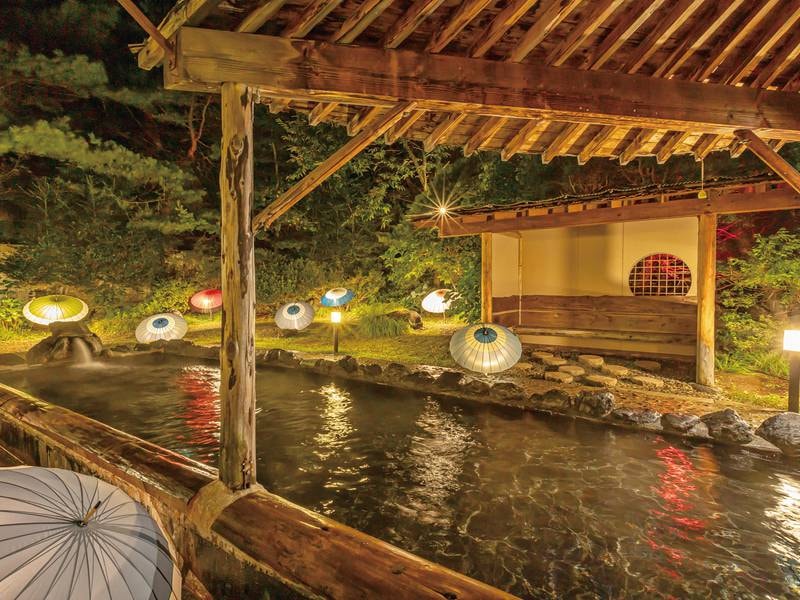 【露天風呂】夜の雰囲気も抜群