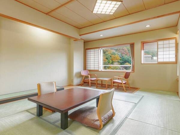 【和室/例】美しい渓谷を望む10畳以上の和室へご案内