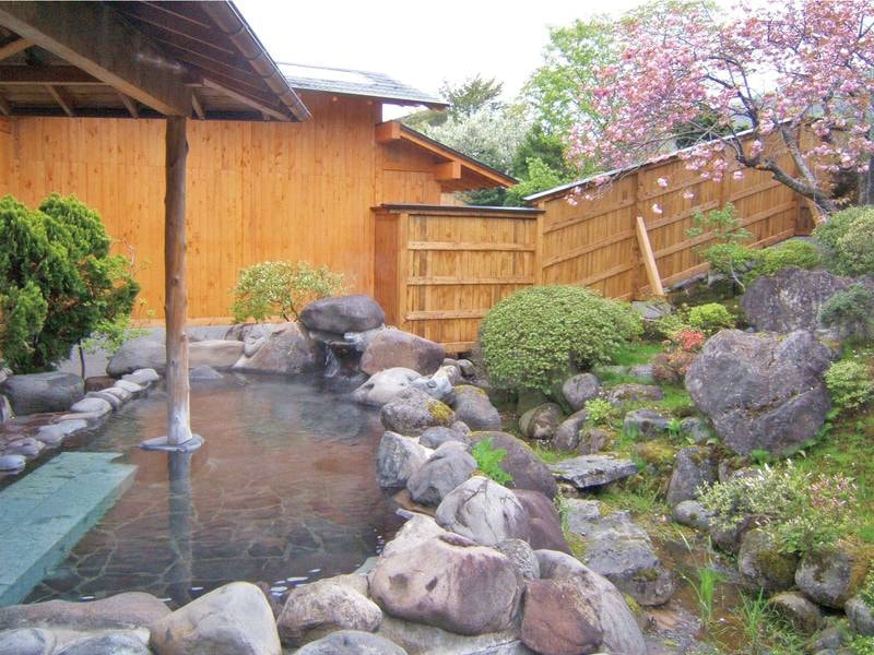 【庭園露天風呂/春】四季を織りなす庭園を眺めながら露天風呂に浸かる