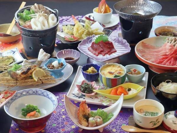 【郷土四大味覚/例】秋田名物比内地鶏のきりたんぽ、かづの牛と八幡平ポークのしゃぶしゃぶ、馬刺しなど、地産地消にこだわった郷土料理をお楽しみください