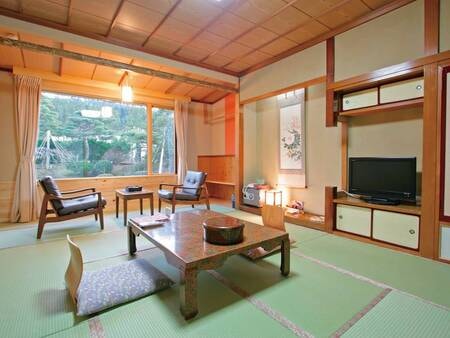【和室/一例】窓の景色は中庭の日本庭園。洗面所のフローリング床には温泉の熱交換した床暖房が施され足下は冬もあったかで快適