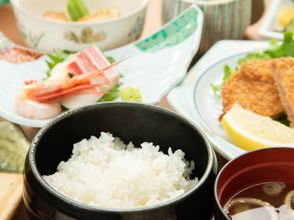 *夕食：お米は秋田県産ひとめぼれを使用