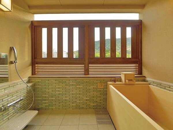 客室風呂【和フォース49㎡(和ベッド・露天風呂付)/例】客室にいながらゆっくりとお湯に浸かる贅沢