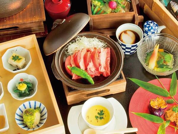 【夕食一例】自然の恵み溢れる地元素材をメインに使用、全て手作りにこだわった料理長自慢のコース料理を堪能