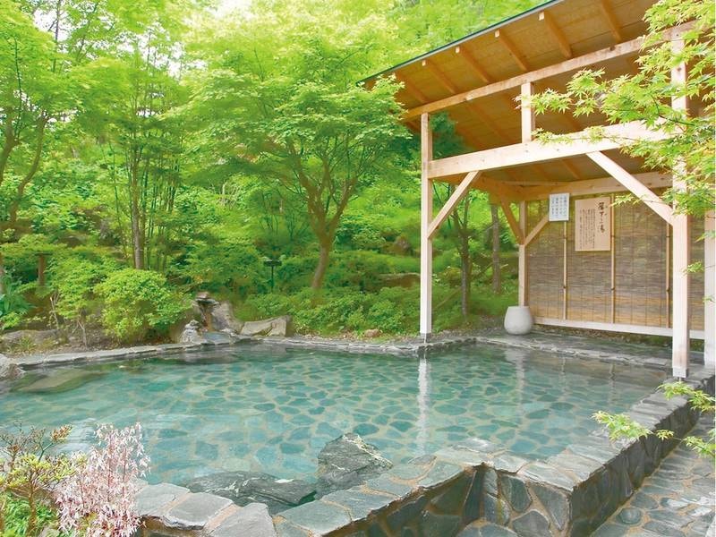 【露天 薬師の湯（夏の例）】自然を望む開放感のある露天で、美肌の湯をご堪能ください。