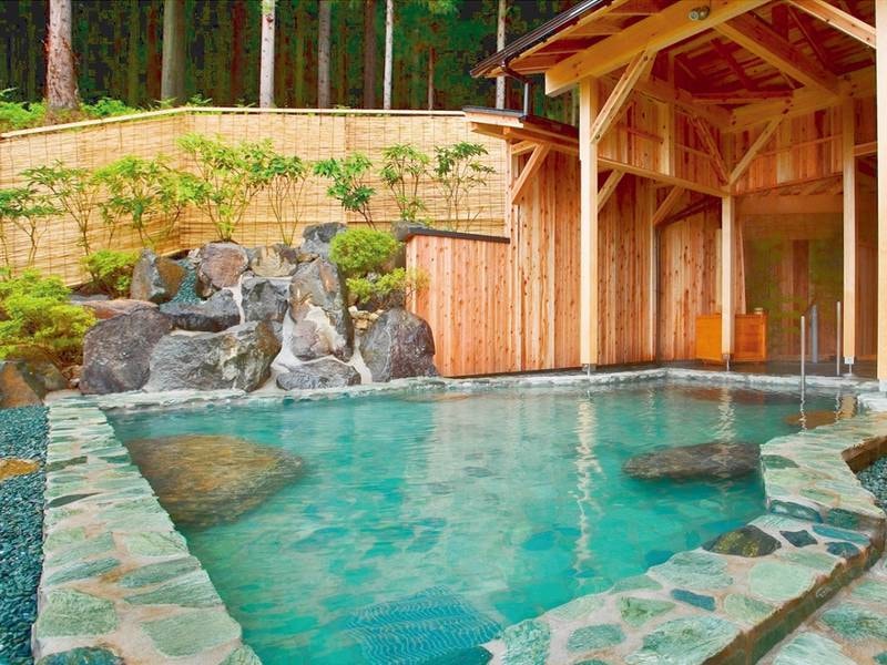 【露天 薬師の湯】自然を望む開放感のある露天で、美肌の湯をご堪能ください。