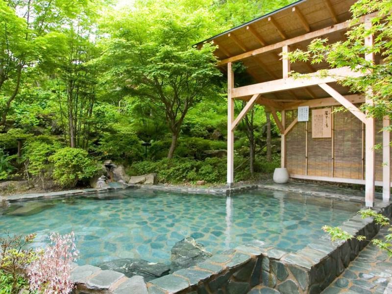 【露天 簾下りの湯(夏)】男性用露天風呂。岩手山を望み、開放感と野趣あふれる露天風呂です。