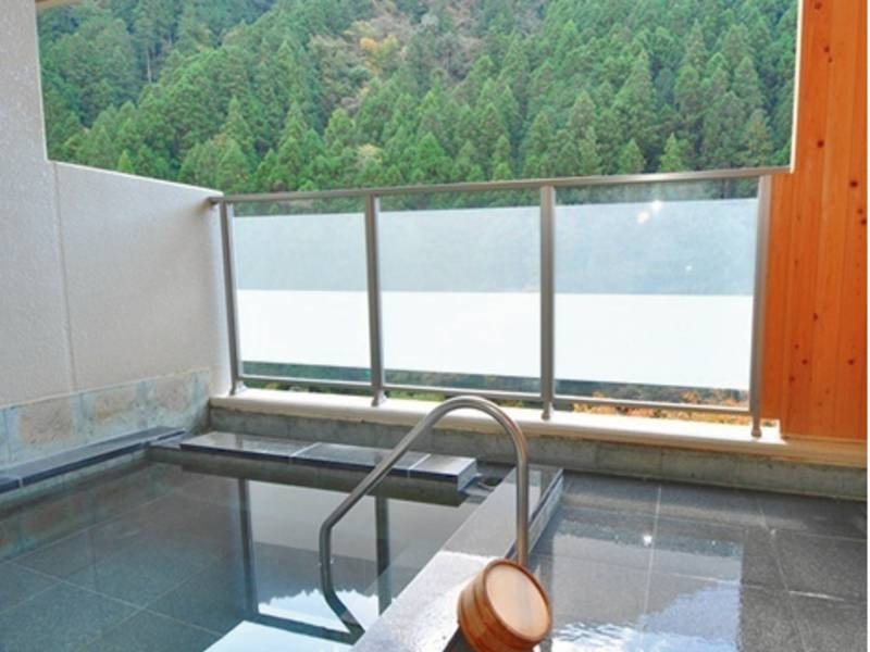 【露天風呂】渓谷側の小ぶりな露天風呂。※対岸対策上目隠しシールがあります