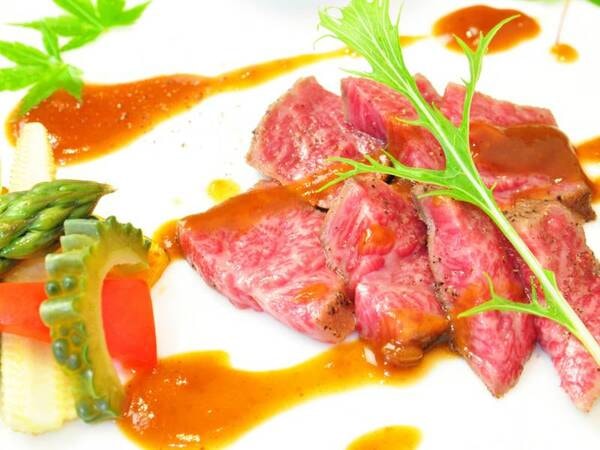 【2022年夏の夕食/一例】グレードアッププランでご用意する「秋川牛」のソテー