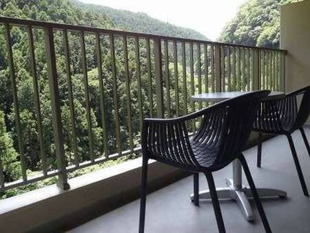 【客室設備】各部屋のベランダにはテーブルとイスをご用意。時間を忘れて寛げる