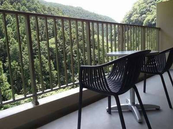 【客室設備】各部屋のベランダにはテーブルとイスをご用意。時間を忘れて寛げる