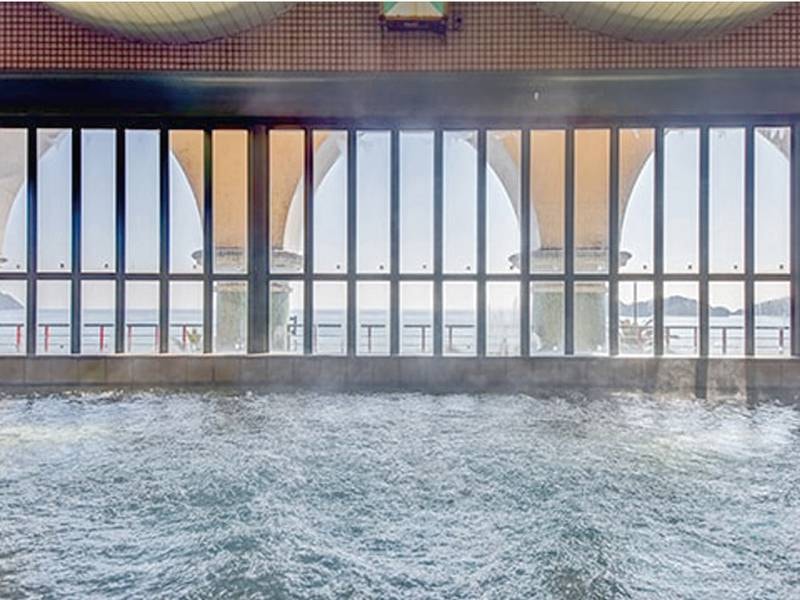 【温泉大浴場】海が見える大浴場は、深層から湧出するとろとろの湯触りの天然温泉です