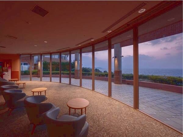 【ロビーからの眺望/例】玄界灘をに沈みゆく陽は、まさに絶景