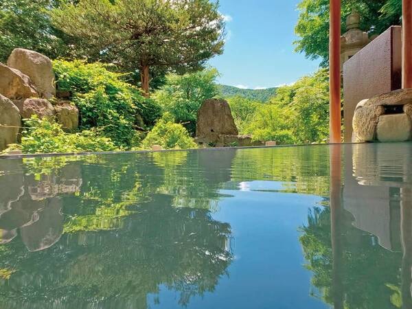 【庭園露天風呂】ゲレンデを遠望しながら乳白色の温泉でリラックス
