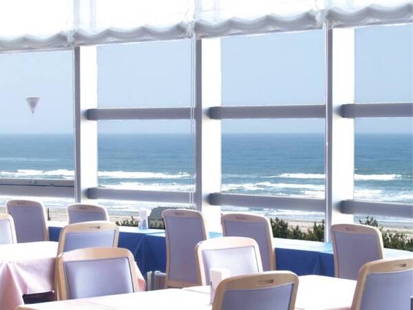 【食事会場】大きな窓から望む大自然