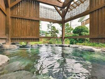 湯杜　匠味庵　山川／【良実の湯／露天風呂】野趣あふれる岩造りの露天風呂で小野川の名湯を満喫