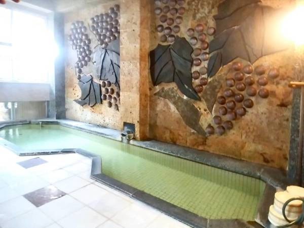 【殿方浴場】開湯900余年、やわらかで少し熱めの湯が特徴の赤湯温泉
