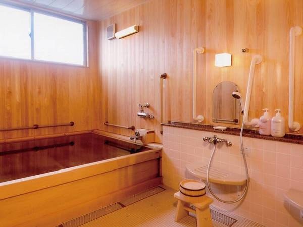 【家族貸切風呂】総檜のゆったりとした浴槽が自慢