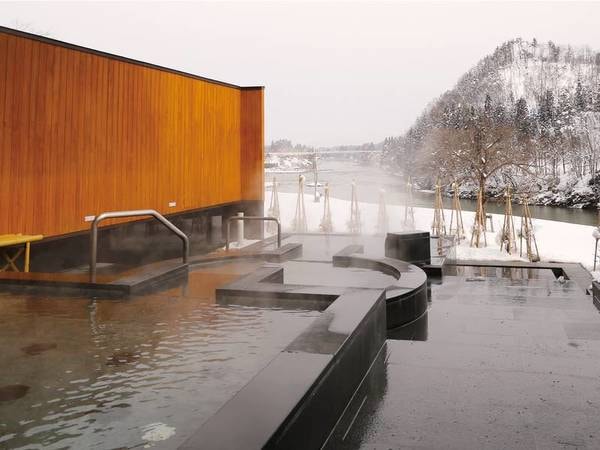 【大浴場併設の露天風呂】冬期は雪見をしながら温泉を堪能！