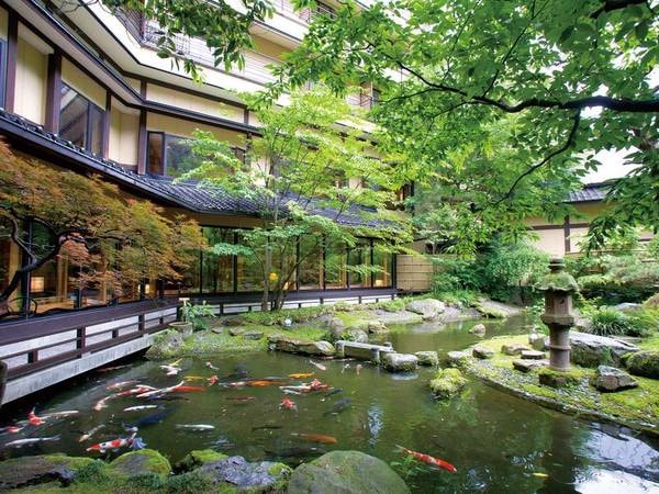 【日本庭園】日本庭園を囲むように作られた建物