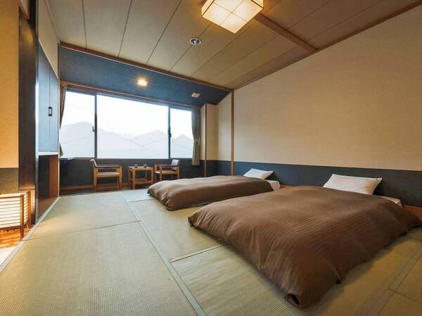 【[3-4階]和室ローベッド10畳/例】3-4階の和風客室にベッドでお休みいただけるお部屋。38㎡のゆとりの広さで、のびのびとお過ごしいただけます。