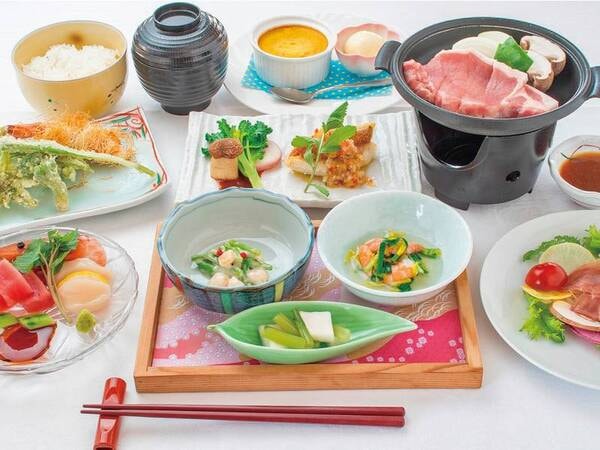 料理グレードアップ夕食一例/地元「米の娘豚」陶板焼き、お造り、山菜の天ぷらなど地元の味覚を堪能!
